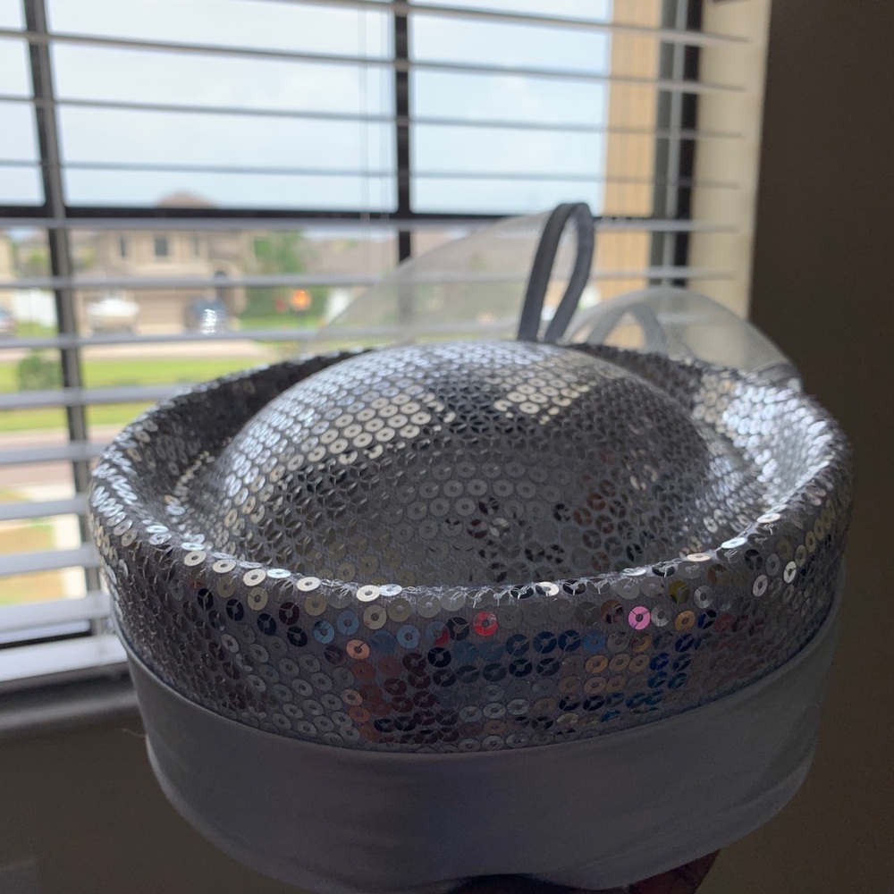 Grey-sequined rounded pill hat